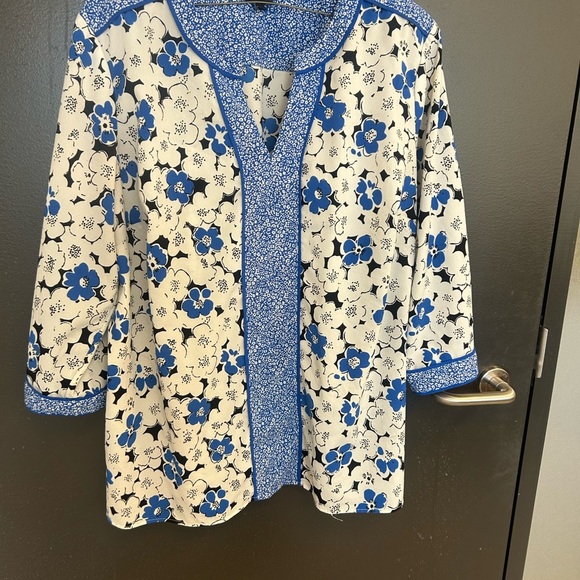 Talbots 2 XL Cream Graphic Blouse with Blue Trim excellent condition - Picture 9 of 11